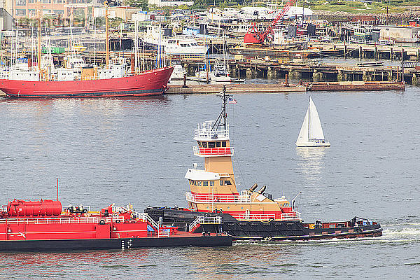 Schlepper bewegt Tanker durch den Bostoner Hafen  East Boston  Boston  Massachusetts  USA