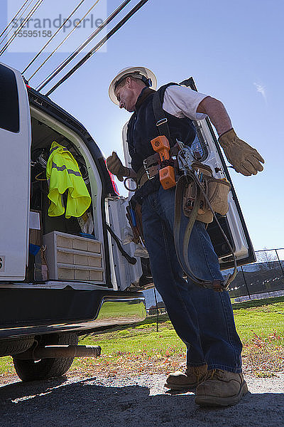 Ingenieur bei der Vorbereitung der Installation von Geräten an einem Strommast