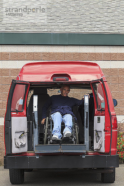 Mann mit Rückenmarksverletzung beim Aussteigen aus seinem begehbaren Lieferwagen