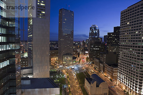 Blick aus hohem Winkel auf eine Stadt in der Abenddämmerung  Boston  Massachusetts  USA