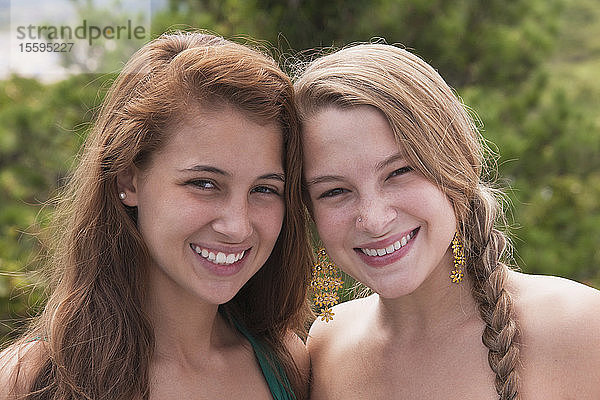 Porträt von zwei zusammen lächelnden Schwestern