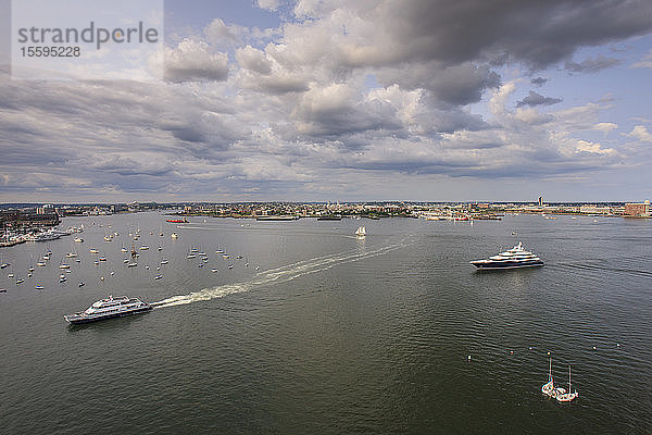 Pendlerboote im Innenhafen von Boston mit East Boston und dem Flughafen Logan  Boston  Massachusetts  USA