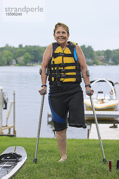 Frau mit einem Bein beim Wasserskifahren