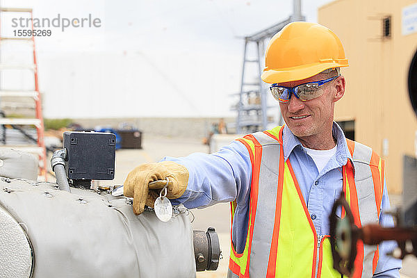 Elektroingenieur bei der Untersuchung eines Drucksensors in einem Elektrizitätswerk