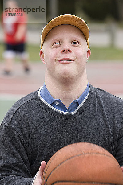 Mann mit Down-Syndrom spielt Basketball