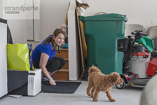 Junge Frau mit zerebraler Lähmung spielt mit ihrem Hund