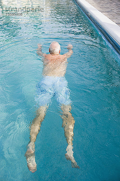 Hochformatige Ansicht eines älteren Mannes in einem Schwimmbad  Florida  USA