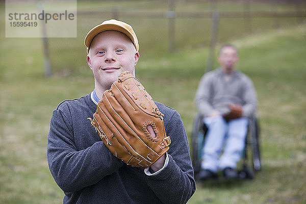 Mann mit Down-Syndrom trägt einen Baseballhandschuh
