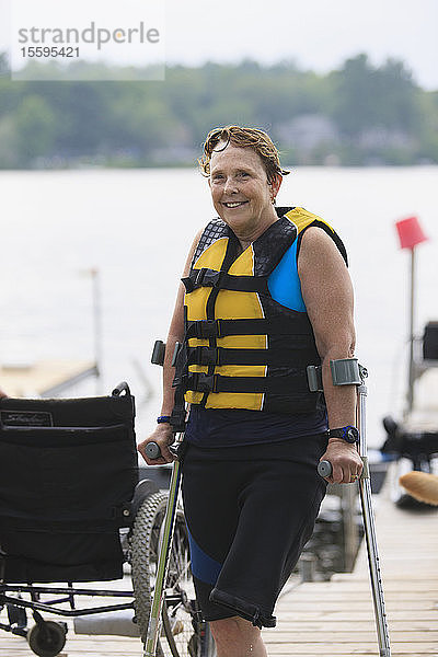 Frau mit einem Bein beim Wasserskifahren