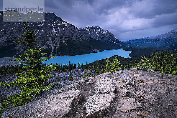 Wolken über dem Peyto Lake  Banff National Park; Alberta  Kanada