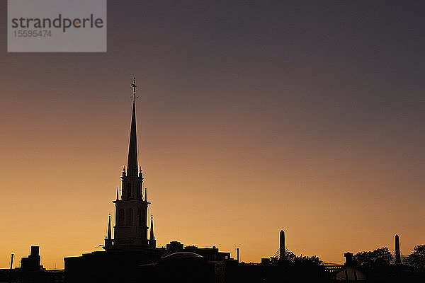 Silhouette einer Kirche und einer Brücke  Old North Church  Leonard P. Zakim Bunker Hill Bridge  Boston  Suffolk County  Massachusetts  USA