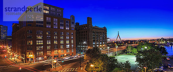 Beleuchtete Stadt in der Abenddämmerung  Leonard P. Zakim Bunker Hill Bridge  North End  Boston  Massachusetts  USA