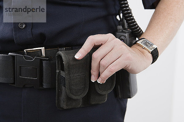 Nahaufnahme von Taschen am Gürtel eines Polizisten.