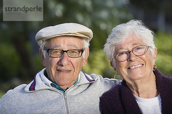 Porträt eines älteren Paares in einem Park.