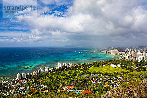 Honolulu und Waikiki Beach; Honolulu  Oahu  Hawaii  Vereinigte Staaten von Amerika