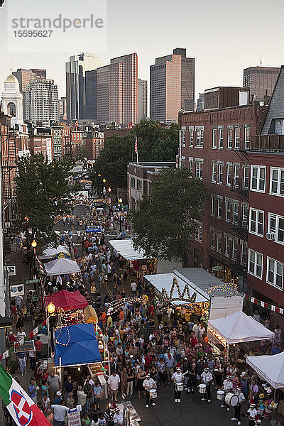 Hochformatige Ansicht von Menschen auf einem Straßenfest  Hanover Street  Boston  Suffolk County  Massachusetts  USA