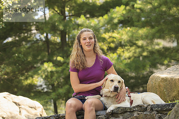 Frau mit Sehbehinderung entspannt sich mit ihrem Diensthund