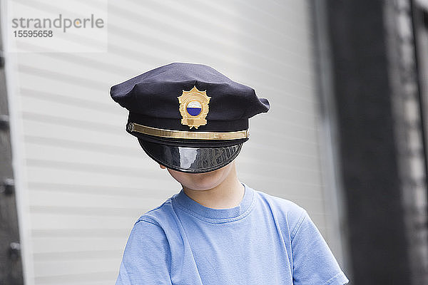 Junge mit Polizeimütze.