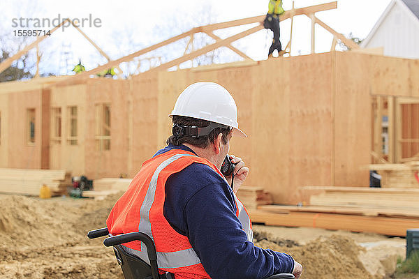 Bauingenieur mit Rückenmarksverletzung spricht auf der heimischen Baustelle über Funk