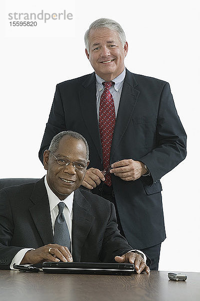 Porträt von zwei lächelnden Geschäftsleuten