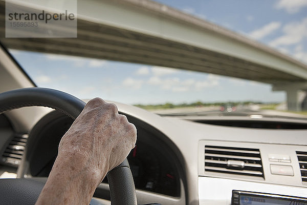 Frau am Steuer eines Autos