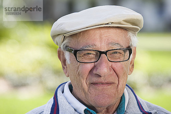 Porträt eines lächelnden älteren Mannes.