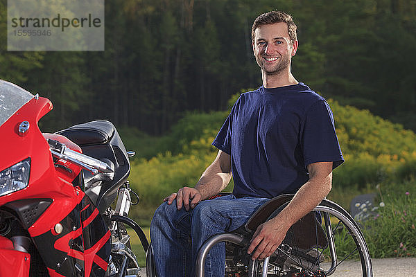 Ein Mann mit einer Rückenmarksverletzung mit seinem speziell angefertigten adaptiven Motorrad