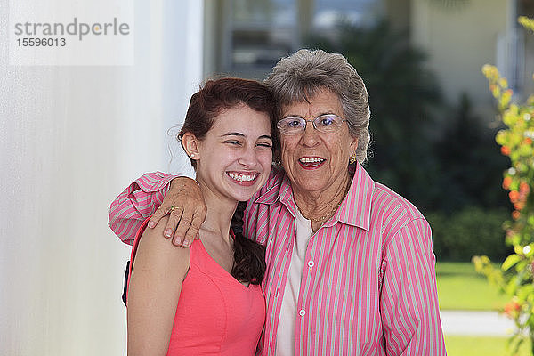 Ältere Frau lächelt mit ihrer Enkelin