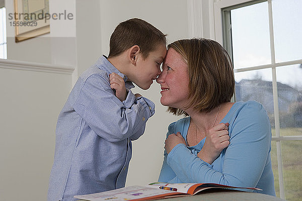 Frau  die das Wort Liebe in amerikanischer Zeichensprache gebärdet  während sie mit ihrem Sohn kommuniziert
