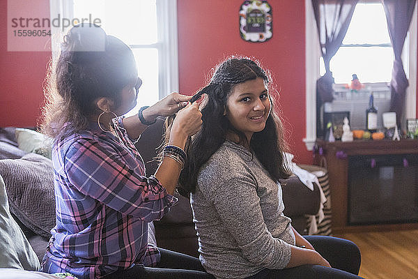 Eine Mutter frisiert die Haare ihres Teenagers mit Autismus