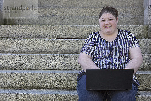 Frau mit Sehbehinderung an ihrem Computer