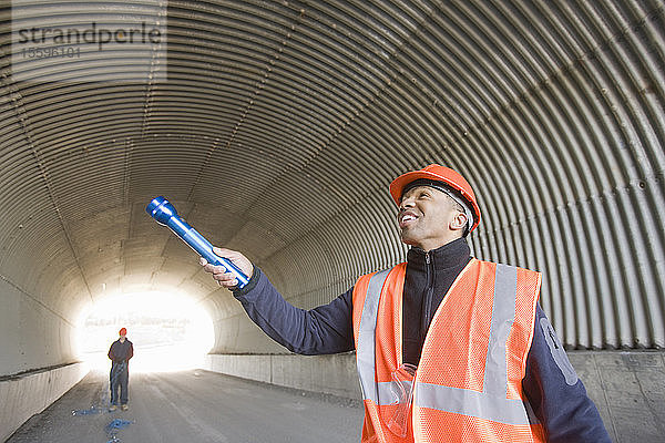 Zwei Ingenieure bei der Inspektion eines Tunnels