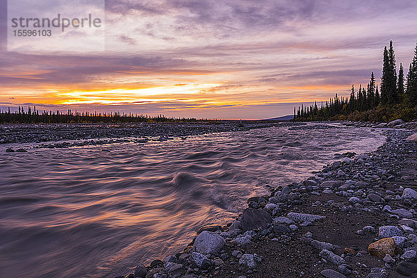Sonnenuntergang über dem Muddy River im Denali National Park and Preserve; Alaska  Vereinigte Staaten von Amerika