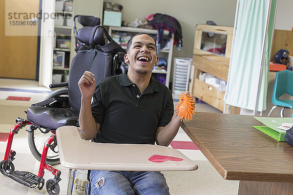 Junge mit spastischer Tetraplegie und Cerebralparese lernt in der Schule