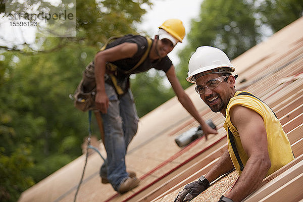 Zimmerleute arbeiten auf dem Dach eines im Bau befindlichen Hauses