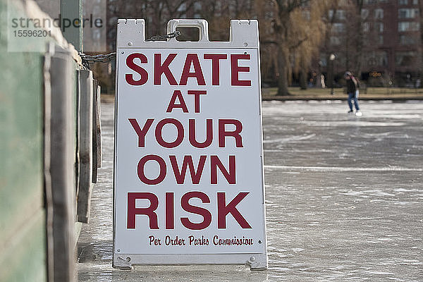 Warnschild 'Skate at Your Own Risk' in einem öffentlichen Garten  Boston Public Garden  Boston  Massachusetts  USA