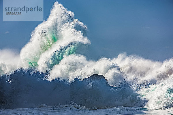 Brechen große Welle gegen einen blauen Himmel; Hawaii  Vereinigte Staaten von Amerika