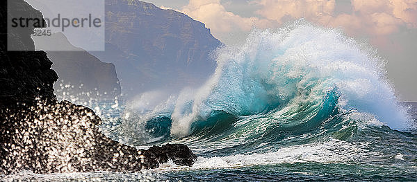 Große Meereswelle prallt auf Felsen entlang der Na Pali Coast; Kauai  Hawaii  Vereinigte Staaten von Amerika