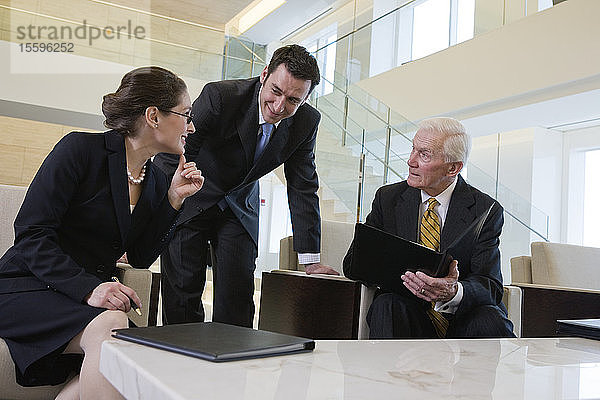 Blick auf Geschäftsleute  die in einem Büro diskutieren.