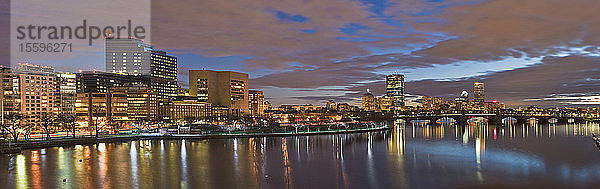 Beleuchtete Gebäude bei Nacht  Massachusetts General Hospital  Charles River  Back Bay  Boston  Massachusetts  USA