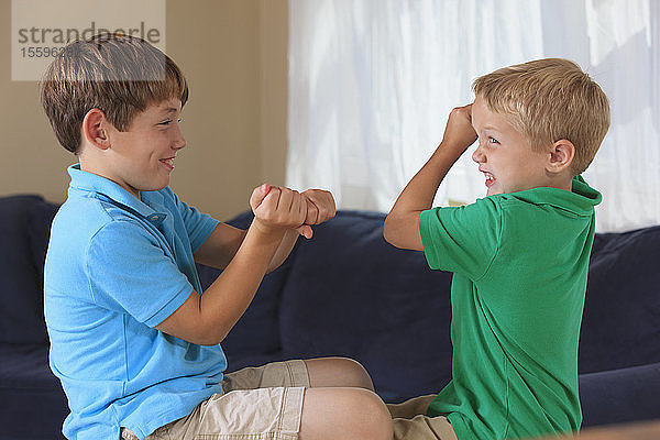 Hörgeschädigte Jungen gebärden auf ihrer Couch Baseball in amerikanischer Zeichensprache