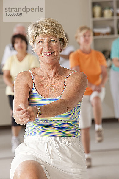 Seniorengymnastikkurs mit Dehnübungen und Ausdauertraining