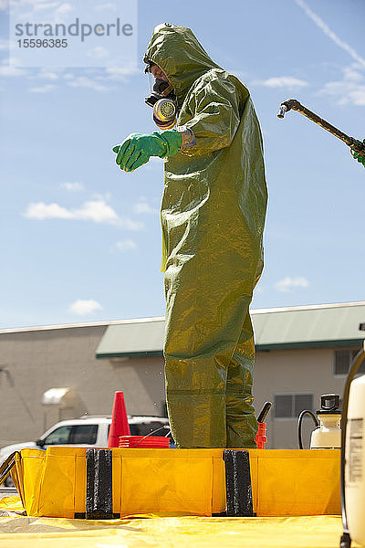 HazMat-Feuerwehrmann erhält Dekontaminationswäsche