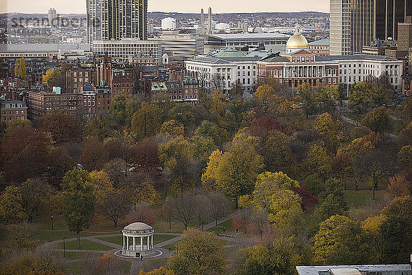 Gazebo in einem Park mit Gebäuden im Hintergrund  Parkman Bandstand  Boston Common  Massachusetts State Capitol  Beacon Hill  Boston  Massachusetts  USA