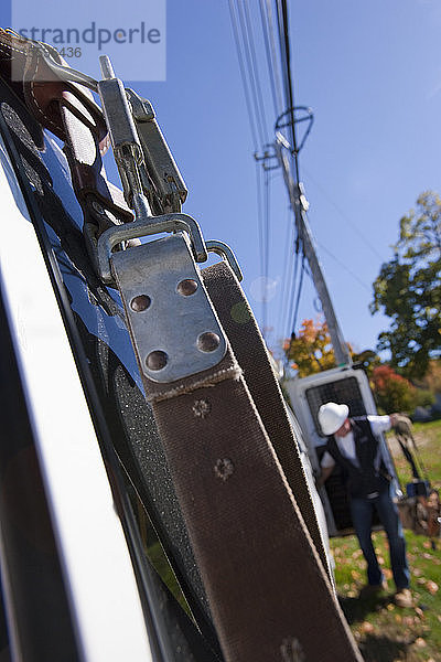 Sicherheitsgeschirr  das hinten am LKW eines Kabelinstallateurs hängt