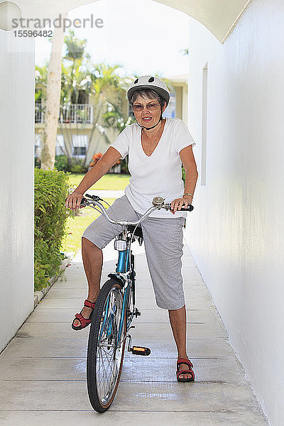 Ältere Frau auf einem Fahrrad