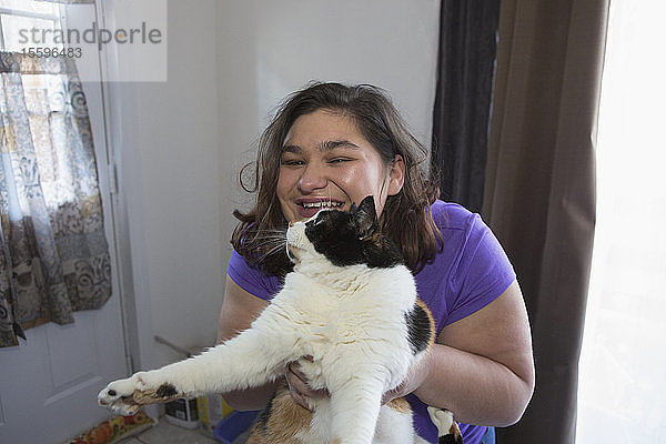 Mädchen mit zerebraler Lähmung und ihre Katze