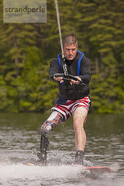 Sportler mit Beinprothese beim Wasserski