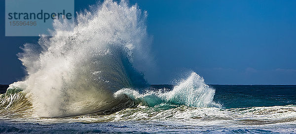 Große Welle  die sich vor der Na Pali-Küste bricht; Kauai  Hawaii  Vereinigte Staaten von Amerika