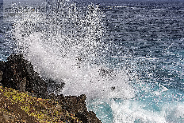 Große Welle  die gegen vulkanische Felsen kracht; Osterinsel  Chile